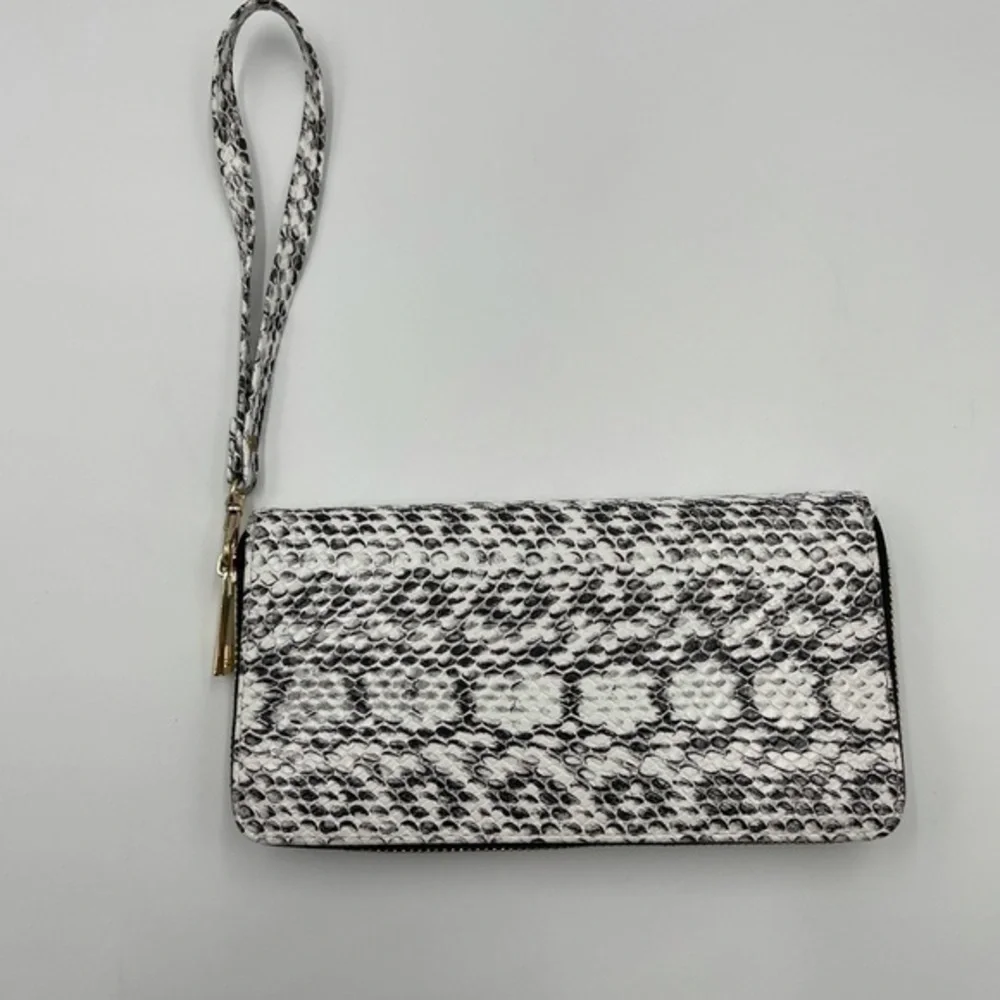 NWOT- Faux Leather Wallet